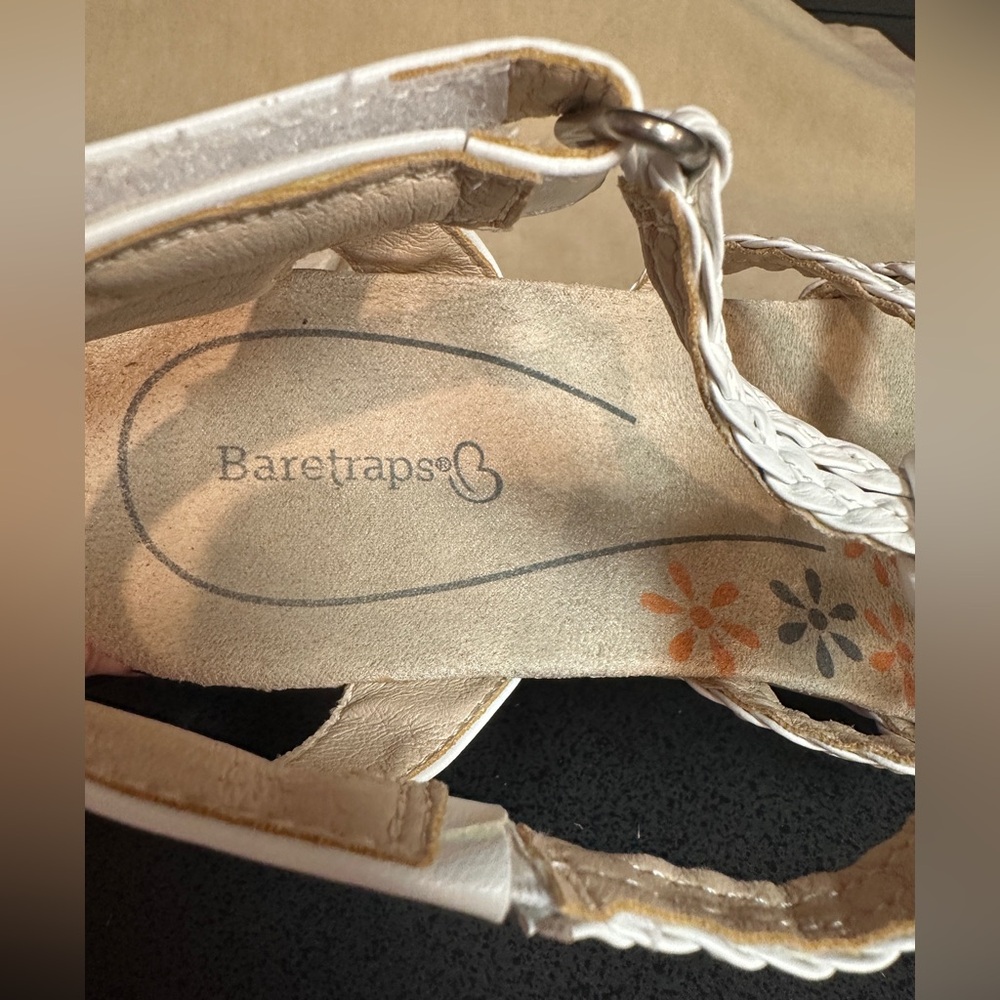 Baretraps Takara Wedge Strappy Sandals White Faux Leather Women’s Size 7.5M - Picture 8 of 13